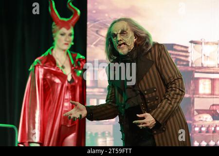 Brocken, Deutschland. November 2023. Die Mephista-Schauspielerin Jessica Fendler steht neben dem Faust-Schauspieler Christian Venske in einer Szene aus Goethes Faust. Nach einer vierjährigen Pause fand am Brocken die Premiere von „Faust on the Brocken – Rock Theater based on Goethe“ statt. Weitere Aufführungen sind an Wochenenden bis 19.11 geplant. Die Gäste werden von Wernigerode zum Brocken mit dem von der Harzer Schmalspurbahnen GmbH betriebenen Mephisto Express transportiert. Quelle: Matthias Bein/dpa/Alamy Live News Stockfoto