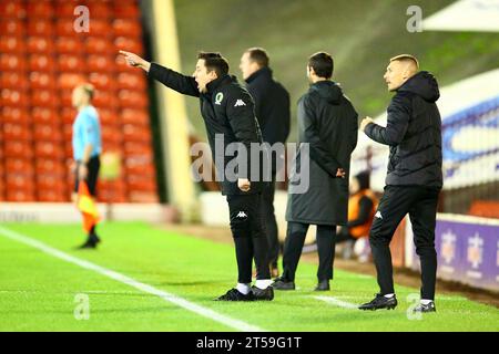 Oakwell Stadium, Barnsley, England - 3. November 2023 Dominic Di Paola Manager von Horsham gibt Anweisungen - während des Spiels Barnsley gegen Horsham, Emirates FA Cup, 2023/24, Oakwell Stadium, Barnsley, England - 3. November 2023 Credit: Arthur Haigh/WhiteRosePhotos/Alamy Live News Stockfoto