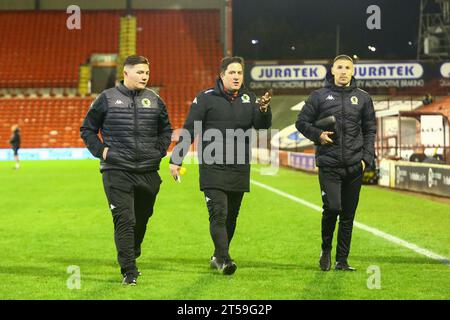 Oakwell Stadium, Barnsley, England - 3. November 2023 Horsham Management Team mit Dominic Di Paola Manager in der Mitte - während des Spiels Barnsley gegen Horsham, Emirates FA Cup, 2023/24, Oakwell Stadium, Barnsley, England - 3. November 2023 Credit: Arthur Haigh/WhiteRosePhotos/Alamy Live News Stockfoto