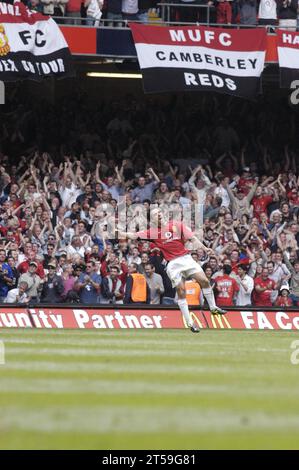 GARY NEVILLE, FA CUP FINALE, FEIER, 2004: Gary Neville feiert Manchester United vor seinen Fans das Eröffnungstor, FA Cup Finale 2004, Manchester United gegen Millwall, 22. Mai 2004. Man Utd gewann das Finale mit 3:0. Foto: ROB WATKINS Stockfoto