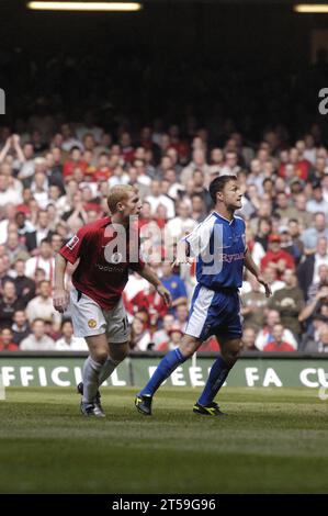 PAUL SCHOLES, DENNIS WISE, FA CUP, 2004: Mittelfeldlegenden Wise and Scholes, FA Cup Finale 2004, Manchester United gegen Millwall, 22. Mai 2004. Man Utd gewann das Finale mit 3:0. Foto: ROB WATKINS Stockfoto