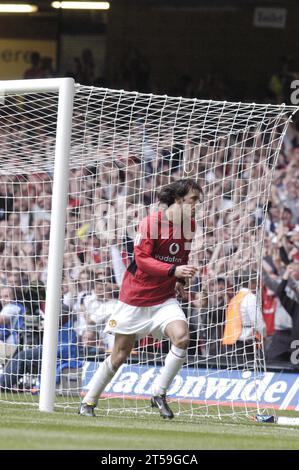 RUUD VAN NISTELROOY, FA-CUP-FINALE 2004: Van Nistelrooy feiert sein zweites Tor und sein drittes Team. FA Cup Finale 2004, Manchester United gegen Millwall, 22. Mai 2004. Man Utd gewann das Finale mit 3:0. Foto: ROB WATKINS Stockfoto