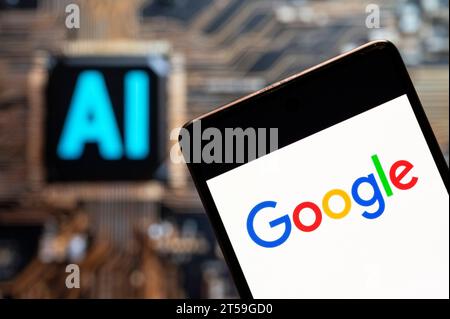 In dieser Fotoabbildung wird das Logo des amerikanischen multinationalen Technologieunternehmens und Suchmaschine Google (Alphabet, Inc) auf einem Smartphone mit einem Chip für künstliche Intelligenz (KI) und einem Symbol im Hintergrund angezeigt. Stockfoto