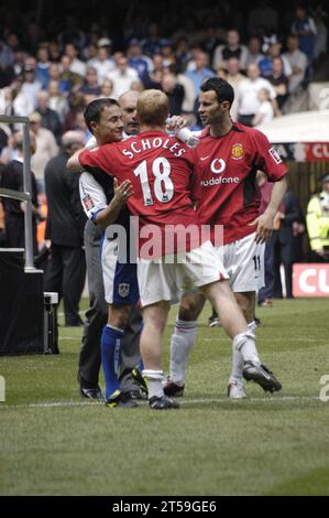 PAUL SCHOLES, DENNIS WISE, FA CUP, 2004: Scholes and Wise embrace After the Final Whistle, FA Cup Finale 2004, Manchester United gegen Millwall, 22. Mai 2004. Foto: ROB WATKINS Stockfoto