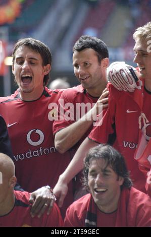 MANCHESTER UNITED, FEIER, FA CUP FINALE, 2004: Ryan Giggs, Gary Neville, Darren Fletcher und Ruud van Nistelrooy feiern den Sieg im FA Cup Finale 2004, Manchester United gegen Millwall, 22. Mai 2004. Foto: ROB WATKINS im Bild: Stockfoto