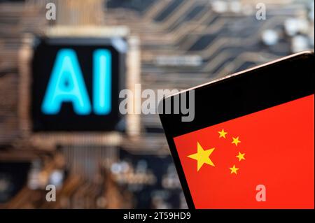 China. November 2023. In dieser Fotoabbildung wird die Flagge der Volksrepublik China auf einem Smartphone mit einem Chip für künstliche Intelligenz (KI) und einem Symbol im Hintergrund angezeigt. (Credit Image: © Budrul Chukrut/SOPA Images via ZUMA Press Wire) NUR REDAKTIONELLE VERWENDUNG! Nicht für kommerzielle ZWECKE! Stockfoto