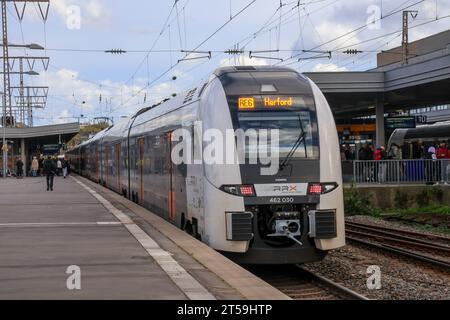 DEU, Deutschland, Nordrhein-Westfalen, Essen, 02.11.2023: Essen-Hauptbahnhof, RRX, Rhein-Ruhr-Express, RE6 nach Herford *** DEU, Deutschland, Nordrhein-Westfalen, Essen, 02 11 2023 Hauptbahnhof Essen, RRX, Rhein-Ruhr-Express, RE6 nach Herford Credit: Imago/Alamy Live News Stockfoto