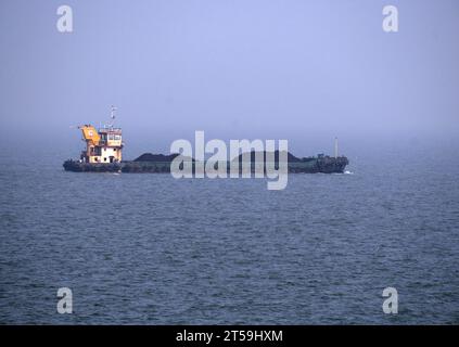 Mumbai, Indien. November 2023. Ein Schiff mit Kohle wird auf dem Wasser des Arabischen Meeres in Mumbai beobachtet. Quelle: SOPA Images Limited/Alamy Live News Stockfoto