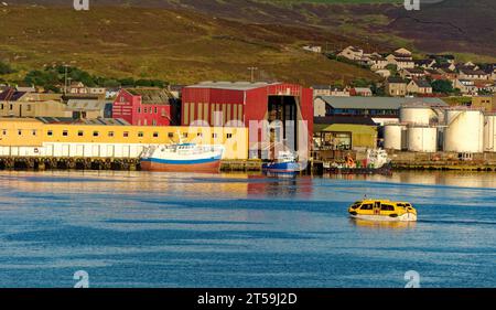 INVERGORDON, SCHOTTLAND – 4. September 2023: Invergordon ist eine Stadt in Easter Ross, Highland, Schottland. Der ehemalige Marinestützpunkt ist ein Tiefwasserhafen Stockfoto