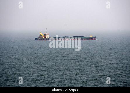 Mumbai, Indien. November 2023. Ein Schiff mit Kohle wird auf dem Wasser des Arabischen Meeres in Mumbai beobachtet. (Foto: Ashish Vaishnav/SOPA Images/SIPA USA) Credit: SIPA USA/Alamy Live News Stockfoto