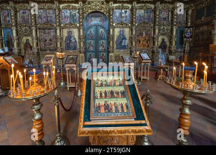 Das Innere der Kirche der Verklärung des Herrn und der Lobpreis des Allerheiligsten Theotokos in der antiken Stadt Uglich Stockfoto