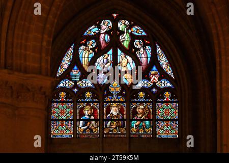 Bogenförmiges Buntglasfenster in der Kathedrale St. Michael und St. Gudula (Cathédrale des Saints Michel et Gudule) – Brüssel Belgien Stockfoto