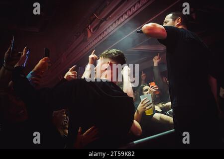 Newcastle, Großbritannien. November 2023. Die Straßen (mit Mike Skinner) treten im O2 City Hall Newcastle auf. Foto: Thomas Jackson/Alamy Live News Stockfoto