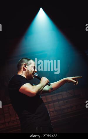 Newcastle, Großbritannien. November 2023. Die Straßen (mit Mike Skinner) treten im O2 City Hall Newcastle auf. Foto: Thomas Jackson/Alamy Live News Stockfoto