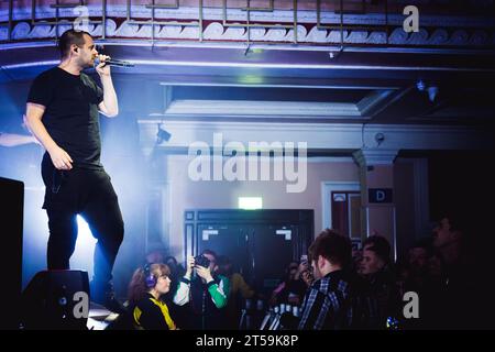 Newcastle, Großbritannien. November 2023. Die Straßen (mit Mike Skinner) treten im O2 City Hall Newcastle auf. Foto: Thomas Jackson/Alamy Live News Stockfoto