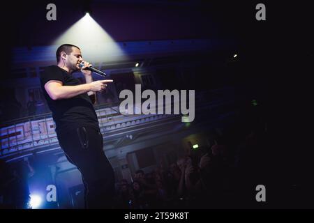 Newcastle, Großbritannien. November 2023. Die Straßen (mit Mike Skinner) treten im O2 City Hall Newcastle auf. Foto: Thomas Jackson/Alamy Live News Stockfoto