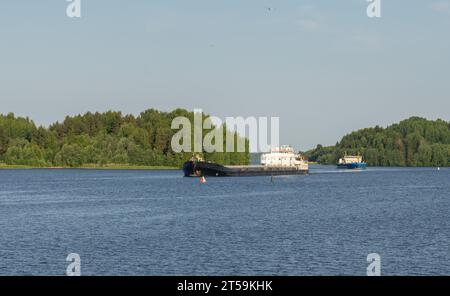 Ein Lastkahn segelt auf dem Wolga-Fluss Stockfoto
