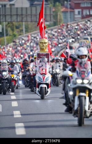 100-jähriges Jubiläum der Republik Türkiye, Motorradkortege von der Bosporusbrücke Stockfoto