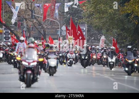 100-jähriges Jubiläum der Republik Türkiye, Motorradkortege von der Bosporusbrücke Stockfoto