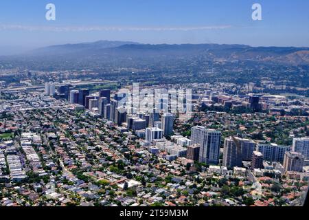 Los Angeles, Kalifornien, USA. Mai 2020. Ein Blick aus der Vogelperspektive auf den Wilshire Blvd. Durch die Westwood Gegend von Los Angeles. Das Bundesgebäude oben links. (Kreditbild: © Ian L. Sitren/ZUMA Press Wire) NUR REDAKTIONELLE VERWENDUNG! Nicht für kommerzielle ZWECKE! Stockfoto