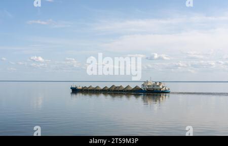 Ein Trockenfrachtkahn segelt in völliger Ruhe auf dem Beloe-See Stockfoto