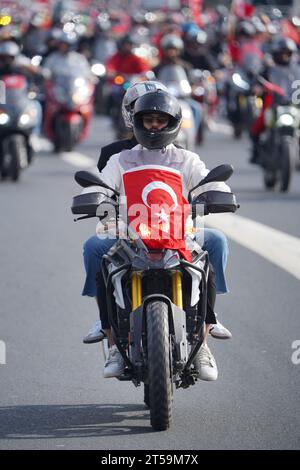 100-jähriges Jubiläum der Republik Türkiye, Motorradkortege von der Bosporusbrücke Stockfoto