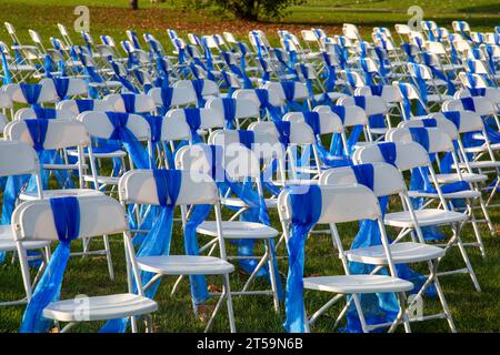 West Bloomfield, Michigan, USA. November 2023. Tempel Shir Schalom arrangierte 220 weiße Sessel mit blauen Bändern, wobei jeder Stuhl eine der israelischen und ausländischen Geiseln repräsentierte, die von der Hamas in Gaza festgehalten werden. Quelle: Jim West/Alamy Live News Stockfoto