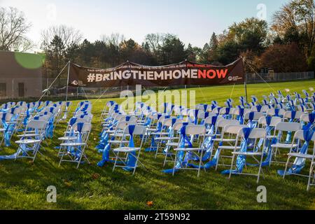West Bloomfield, Michigan, USA. November 2023. Tempel Shir Schalom arrangierte 220 weiße Sessel mit blauen Bändern, wobei jeder Stuhl eine der israelischen und ausländischen Geiseln repräsentierte, die von der Hamas in Gaza festgehalten werden. Quelle: Jim West/Alamy Live News Stockfoto
