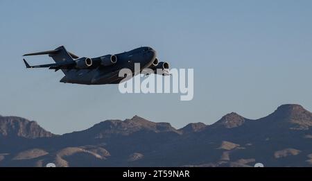 Utah, USA. September 2023. Ein C-17 Globemaster-Flugzeug mit dem Wissenschaftskanister der NASA-Mission OSIRIS-REX an Bord startet am Montag, 25. September 2023 vom Michael Army Air Field auf dem Utah Test and Training Range des US-Verteidigungsministeriums auf dem Weg zum Johnson Space Center der NASA in Houston, Texas. Die Probe wurde im Oktober 2020 vom Asteroiden Bennu mit dem Raumschiff OSIRIS-REX der NASA entnommen. (Kreditbild: © Keegan Barber/NASA/ZUMA Press Wire) NUR REDAKTIONELLE VERWENDUNG! Nicht für kommerzielle ZWECKE! Stockfoto