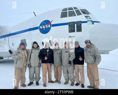 Antarktis. Oktober 2023. Das Personal des Flugzeugbüros der NASA in Wallops Flight Facility posiert für ein Gruppenfoto, nachdem das C-130 Flugzeug die Flugzeuglast des GUSTO (Galactic/Extragalactic ULDB Spectroscopic Terahertz Observatory) zur McMurdo Station in der Antarktis lieferte. Die GUSTO-Mission wird im Dezember 2023 in einem wissenschaftlichen Ballon starten. (Kreditbild: © NASA/ZUMA Press Wire) NUR REDAKTIONELLE VERWENDUNG! Nicht für kommerzielle ZWECKE! Stockfoto