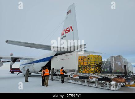 Antarktis. Oktober 2023. Die Wallops Flight Facility C-130 der NASA liefert die Nutzlast des Galactic/Extragalactic ULDB Spectroscopic Terahertz Observatory (GUSTO) zur McMurdo Station in der Antarktis. Die GUSTO-Mission wird im Dezember 2023 in einem wissenschaftlichen Ballon starten. (Kreditbild: © NASA/ZUMA Press Wire) NUR REDAKTIONELLE VERWENDUNG! Nicht für kommerzielle ZWECKE! Stockfoto