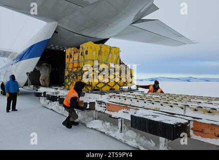 Antarktis. Oktober 2023. Die Wallops Flight Facility C-130 der NASA liefert die Nutzlast des Galactic/Extragalactic ULDB Spectroscopic Terahertz Observatory (GUSTO) zur McMurdo Station in der Antarktis. Die GUSTO-Mission wird im Dezember 2023 in einem wissenschaftlichen Ballon starten. (Kreditbild: © NASA/ZUMA Press Wire) NUR REDAKTIONELLE VERWENDUNG! Nicht für kommerzielle ZWECKE! Stockfoto