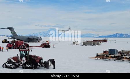 Antarktis. Oktober 2023. Die Wallops Flight Facility C-130 der NASA liefert die Nutzlast des Galactic/Extragalactic ULDB Spectroscopic Terahertz Observatory (GUSTO) zur McMurdo Station in der Antarktis. Die GUSTO-Mission wird im Dezember 2023 in einem wissenschaftlichen Ballon starten. (Kreditbild: © NASA/ZUMA Press Wire) NUR REDAKTIONELLE VERWENDUNG! Nicht für kommerzielle ZWECKE! Stockfoto