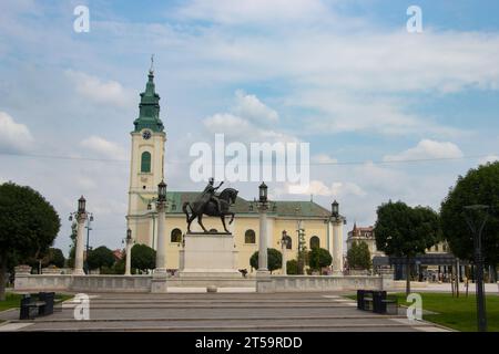 König Ferdinand I. Statue vor der Kirche St. Ladislau, einer der ältesten kirchlichen Bauwerke der Stadt Stockfoto