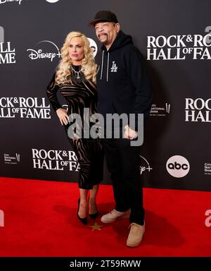 New York, Usa. November 2023. Coco Austin und Ice-T kommen auf dem roten Teppich bei der 38. Annual Rock & Roll Hall of Fame Induction Ceremony am Freitag, den 03. November 2023 in New York City an. Foto: John Angelillo/UPI Credit: UPI/Alamy Live News Stockfoto