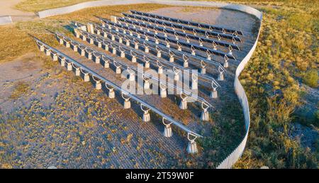 Nicht die Vorderseite von Solarpaneelen, die auf Betonpfählen montiert sind. Grüne Energie Stockfoto
