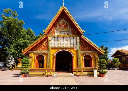 Wat Si Muang (Wat Simuong), Außenseite des dekorativen Hauptschreins (Haupthalle), und Innenhof, Vientiane, Laos, Südostasien, Asien Stockfoto