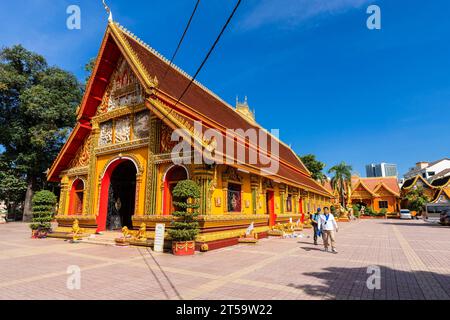 Wat Si Muang (Wat Simuong), Außenseite des dekorativen Hauptschreins (Haupthalle), und Innenhof, Vientiane, Laos, Südostasien, Asien Stockfoto