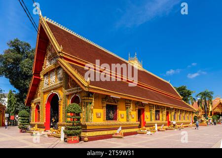 Wat Si Muang (Wat Simuong), Außenseite des dekorativen Hauptschreins (Haupthalle), und Innenhof, Vientiane, Laos, Südostasien, Asien Stockfoto