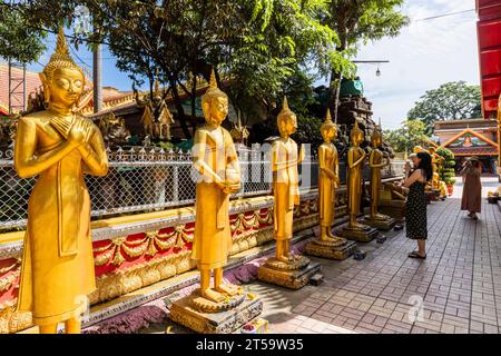 Wat Si Muang (Wat Simuong), stehende Buddha-Statuen, im Hof, Haupthalle, Vientiane, Laos, Südostasien, Asien Stockfoto