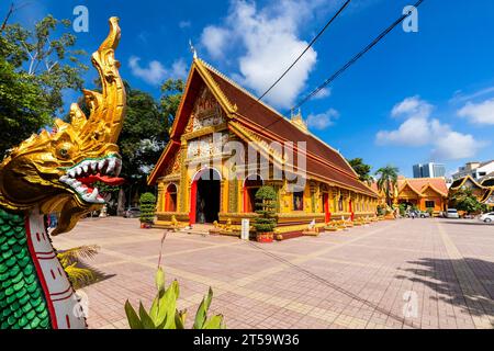 Wat Si Muang (Wat Simuong), Außenseite des dekorativen Hauptschreins (Haupthalle), und Innenhof, Vientiane, Laos, Südostasien, Asien Stockfoto