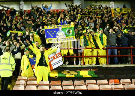 Oakwell Stadium, Barnsley, England - 3. November 2023 Horsham-Fans feiern am Ende des Spiels - Barnsley gegen Horsham, Emirates FA Cup, 2023/24, Oakwell Stadium, Barnsley, England - 3. November 2023 Credit: Arthur Haigh/WhiteRosePhotos/Alamy Live News Stockfoto