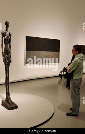 Gemälde von Mark Rothko in der großen Rothko-Ausstellung in der Fondation Louis Vuitton in Paris, Frankreich, Oktober 2023. Giacometti-Skulptur. Stockfoto