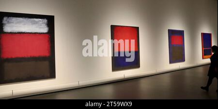 Gemälde von Mark Rothko in der großen Rothko-Ausstellung in der Fondation Louis Vuitton in Paris, Frankreich, Oktober 2023. Die Show ist bis April 2024 geöffnet Stockfoto