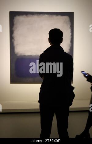 Gemälde von Mark Rothko in der großen Rothko-Ausstellung in der Fondation Louis Vuitton in Paris, Frankreich, Oktober 2023. Die Show ist bis April 2024 geöffnet Stockfoto