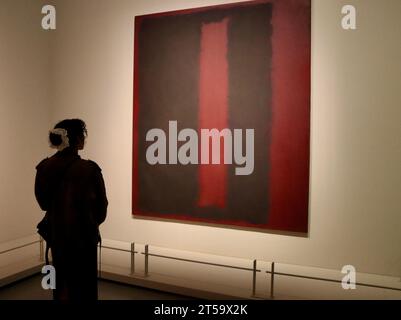 Gemälde von Mark Rothko in der großen Rothko-Ausstellung in der Fondation Louis Vuitton in Paris, Frankreich, Oktober 2023. Die Show ist bis April 2024 geöffnet Stockfoto