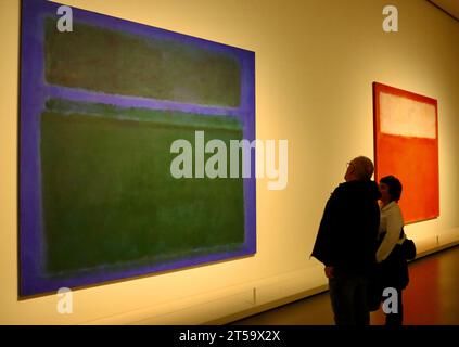 Gemälde von Mark Rothko in der großen Rothko-Ausstellung in der Fondation Louis Vuitton in Paris, Frankreich, Oktober 2023. Die Show ist bis April 2024 geöffnet Stockfoto