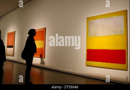 Gemälde von Mark Rothko in der großen Rothko-Ausstellung in der Fondation Louis Vuitton in Paris, Frankreich, Oktober 2023. Die Show ist bis April 2024 geöffnet Stockfoto