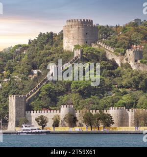 Blick auf die Ruinen von Rumelihisari, Bogazkesen Castle oder Rumelian Castle, nach Sonnenaufgang auf den Hügeln der europäischen Seite der Bosporus Strait, Istanbul, Türkei, erbaut vom osmanischen Sultan Mehmet II Stockfoto