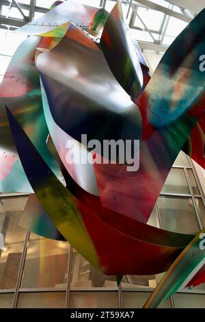 Katharina Grosses Acryl auf Aluminium CANYON aus dem Jahr 2022 bei der Fondation Louis Vuitton in Paris, Frankreich Stockfoto